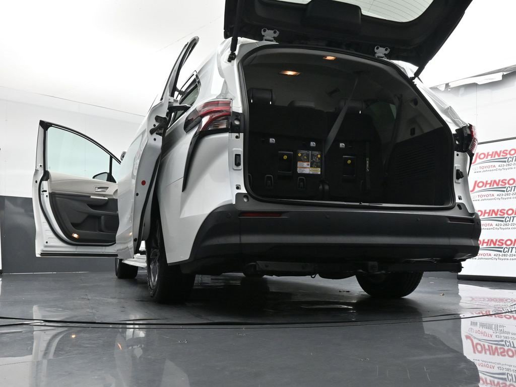 Used 2022 Toyota Sienna XLE image 30