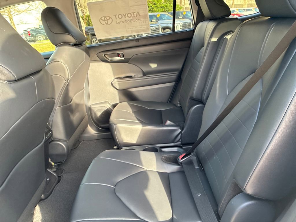 New 2026 Toyota Highlander XLE image 16