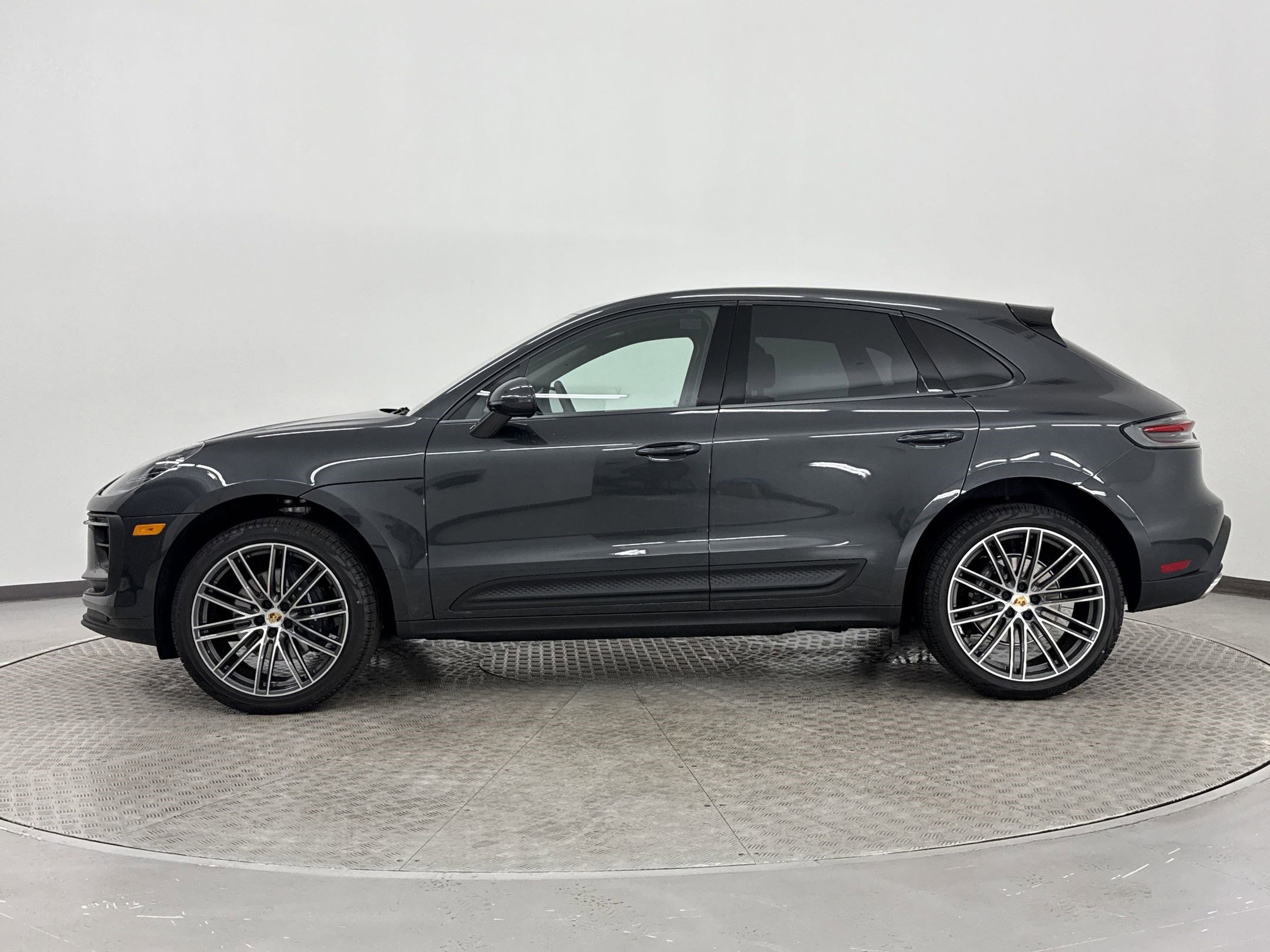 Used 2025 Porsche Macan image 2