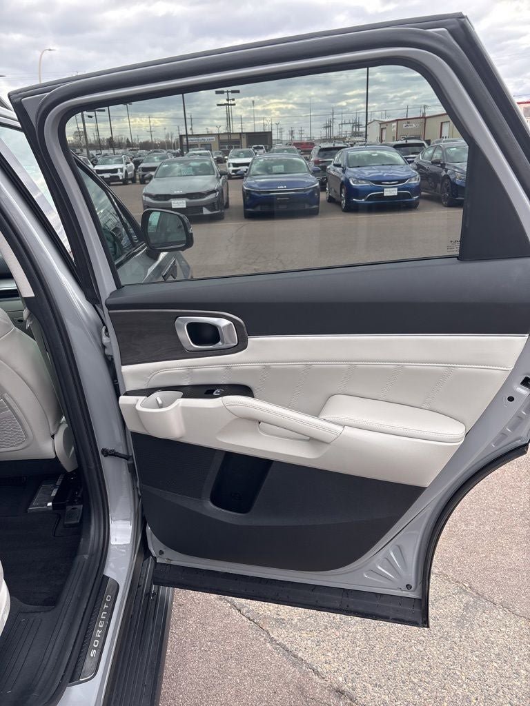 Used 2025 Kia Sorento SX AWD/4WD image 29