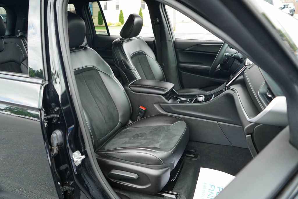 Used 2024 Jeep Grand Cherokee Altitude AWD/4WD image 12