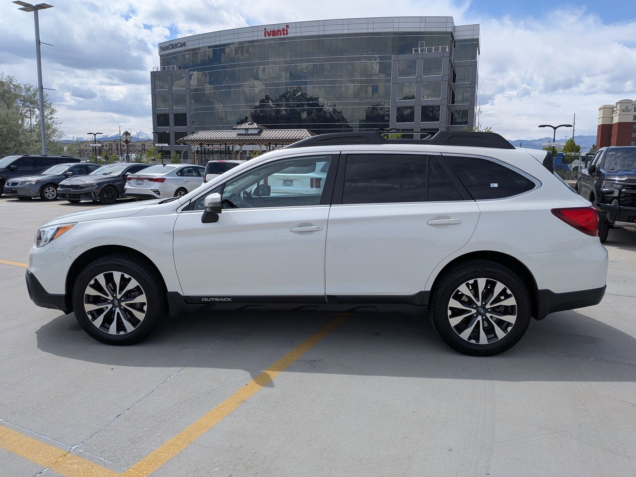 Used 2017 Subaru Outback 2.5i Limited AWD/4WD image 2