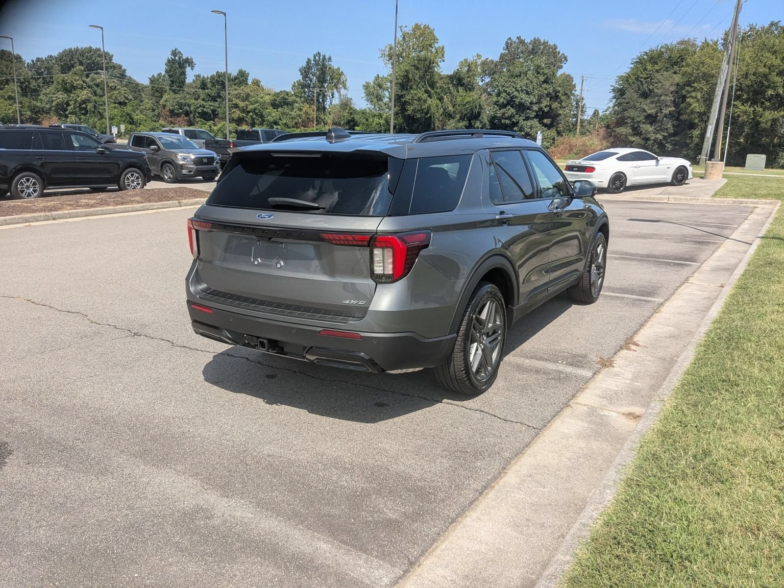 New 2026 Ford Explorer ST-Line w/ ST-Line Street Pack AWD/4WD image 3
