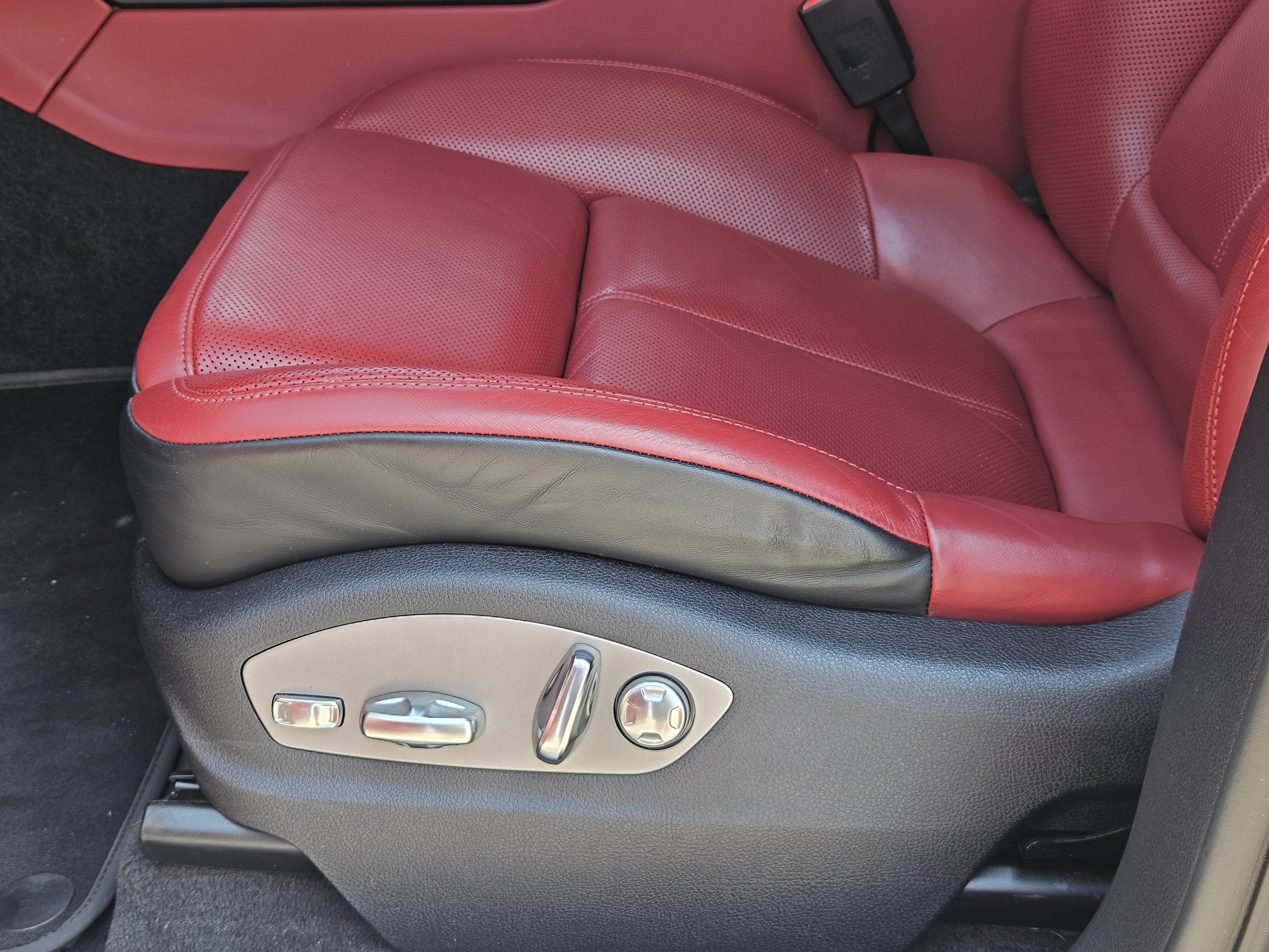 Certified 2024 Porsche Macan S AWD/4WD image 23