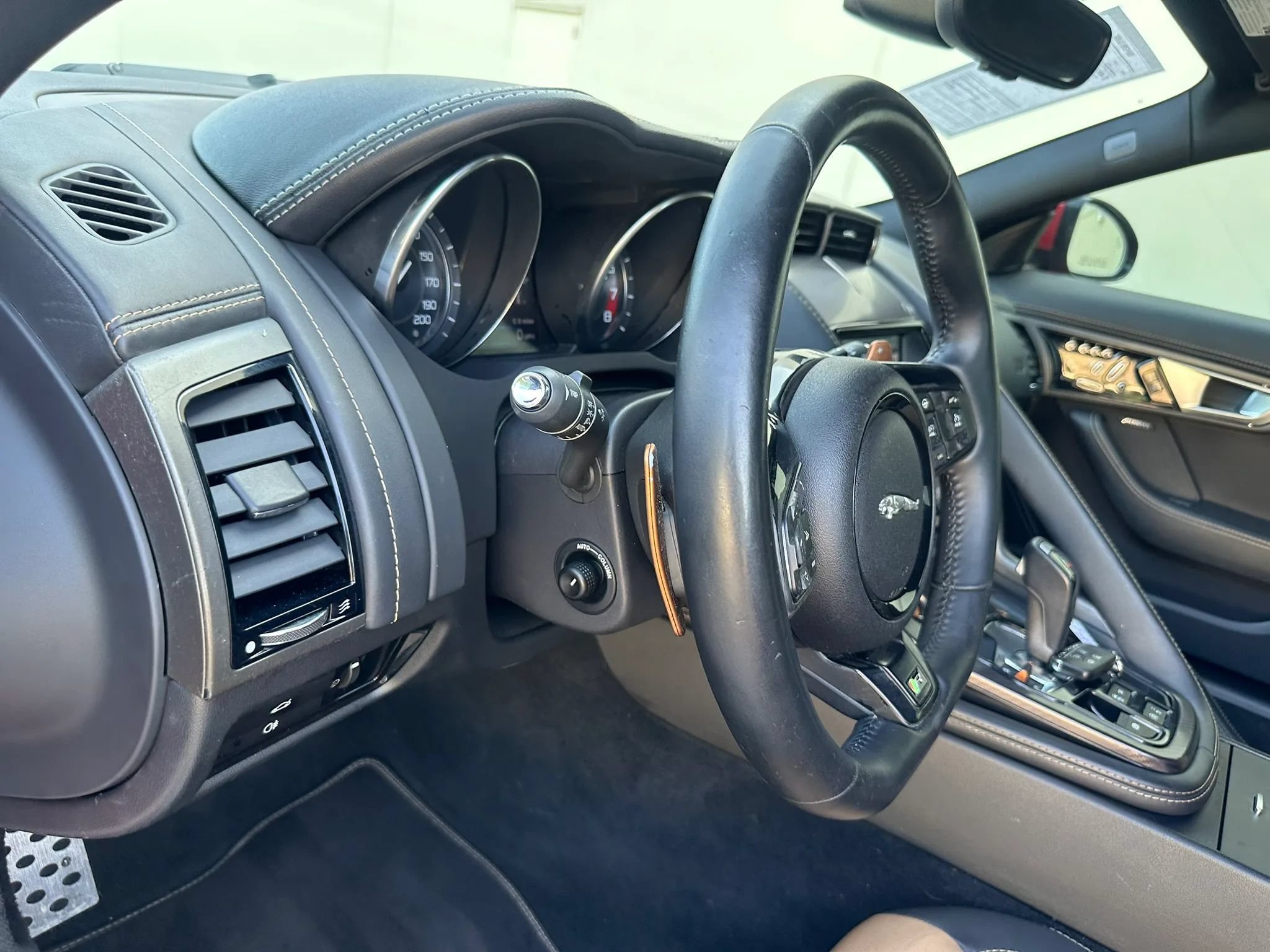 Used 2015 Jaguar F-TYPE R RWD image 27