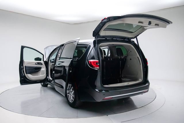 Used 2023 Chrysler Pacifica Touring-L image 19