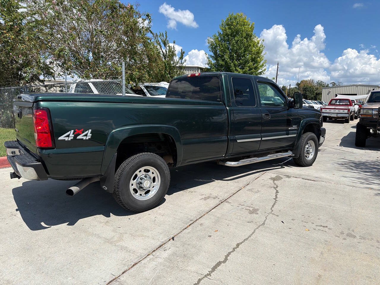 Used 2006 Chevrolet Silverado 2500 LT w/ Heavy-Duty Power Package AWD/4WD image 2