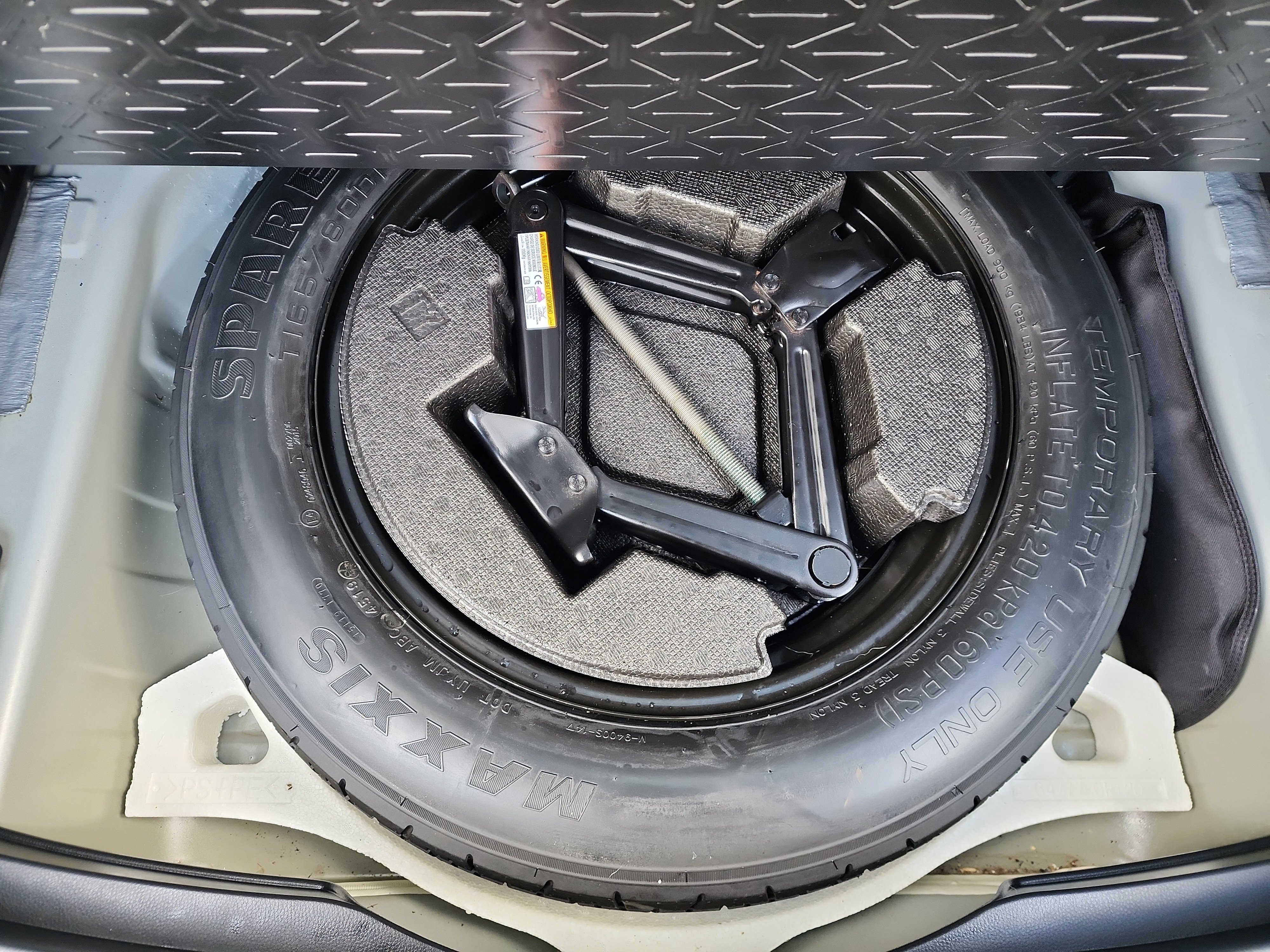 Used 2020 Toyota RAV4 XLE w/ Carpet Mat Package image 28