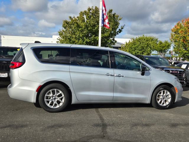 Used 2024 Chrysler Pacifica Touring-L FWD image 3