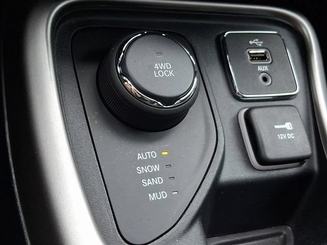 Used 2018 Jeep Compass Latitude w/ Safe & Security Group AWD/4WD image 23