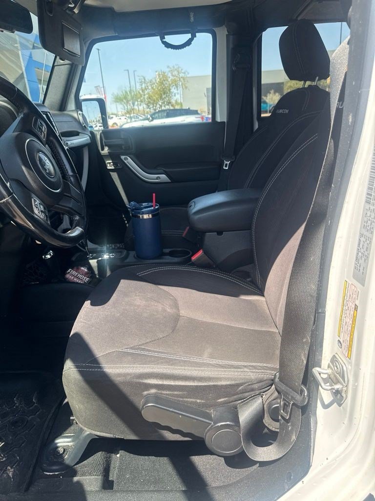 Used 2015 Jeep Wrangler Unlimited Rubicon w/ Connectivity Group AWD/4WD image 5