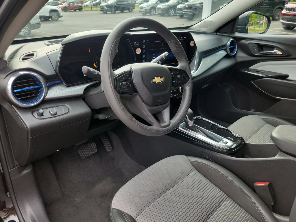 Used 2025 Chevrolet Trax LT FWD image 21