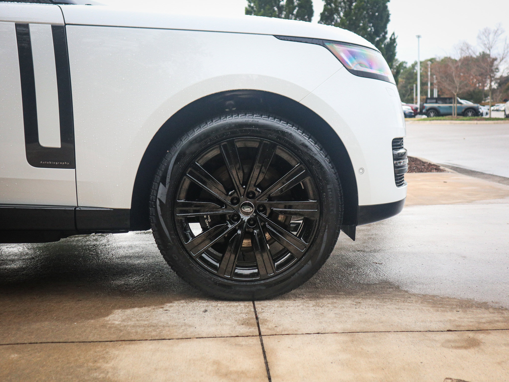 Used 2025 Land Rover Range Rover Autobiography image 13