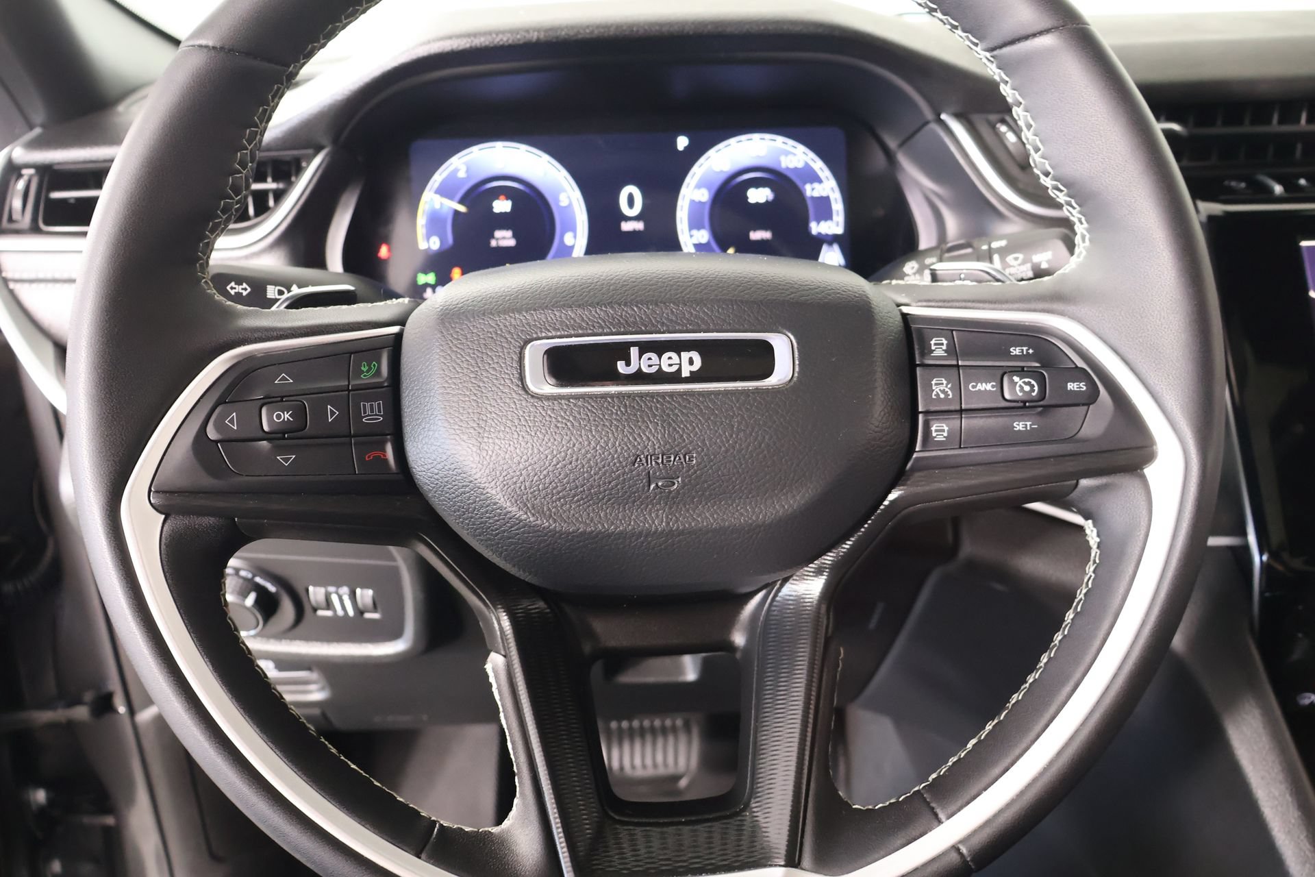 Used 2025 Jeep Grand Cherokee L Altitude AWD/4WD image 3
