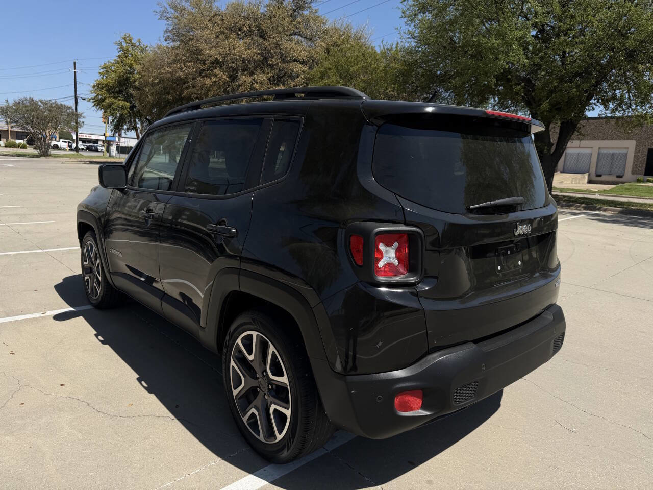 Used 2017 Jeep Renegade Latitude image 4