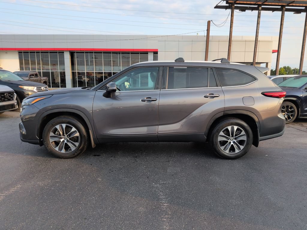 Certified 2023 Toyota Highlander XLE FWD image 2