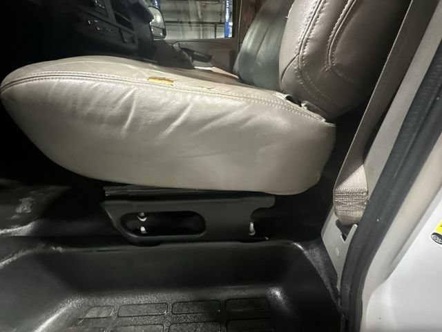 Used 2018 Chevrolet Express 2500 w/ Driver Convenience Package RWD image 18