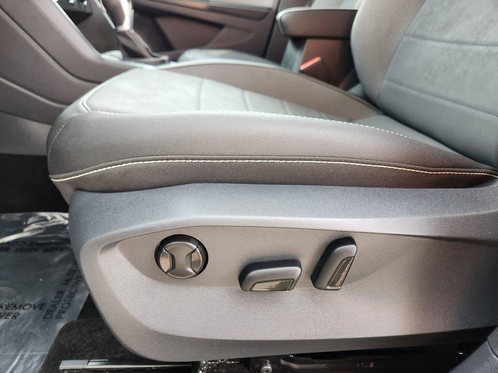 Used 2024 Volkswagen Taos SE image 7