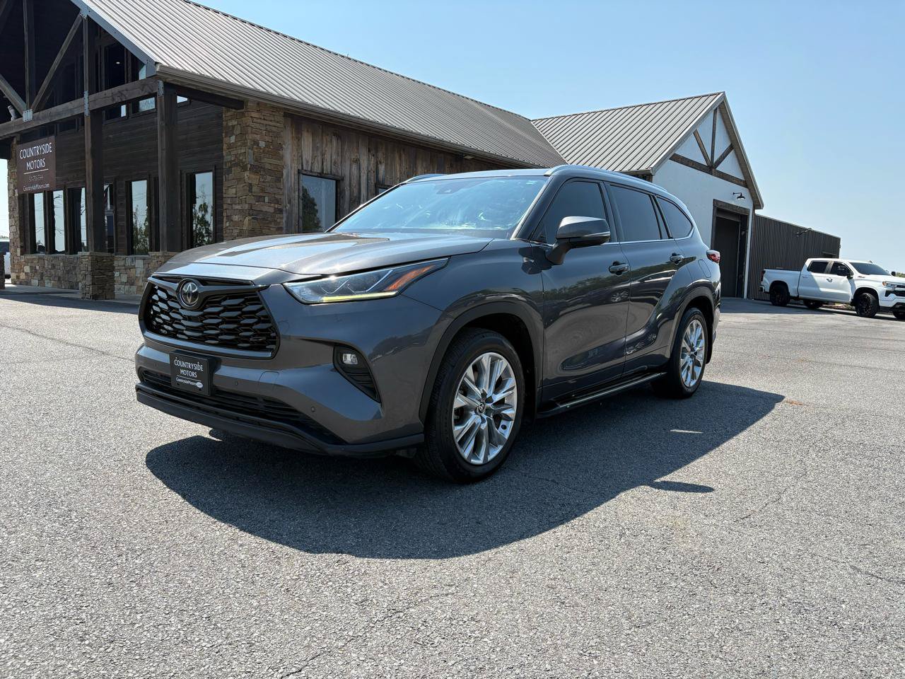 Used 2021 Toyota Highlander Limited FWD image 2