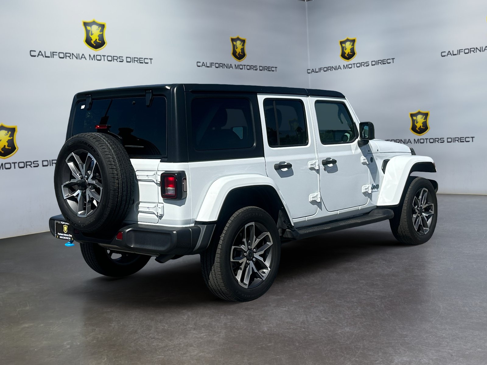 Used 2024 Jeep Wrangler Unlimited w/ Convenience Group AWD/4WD image 5