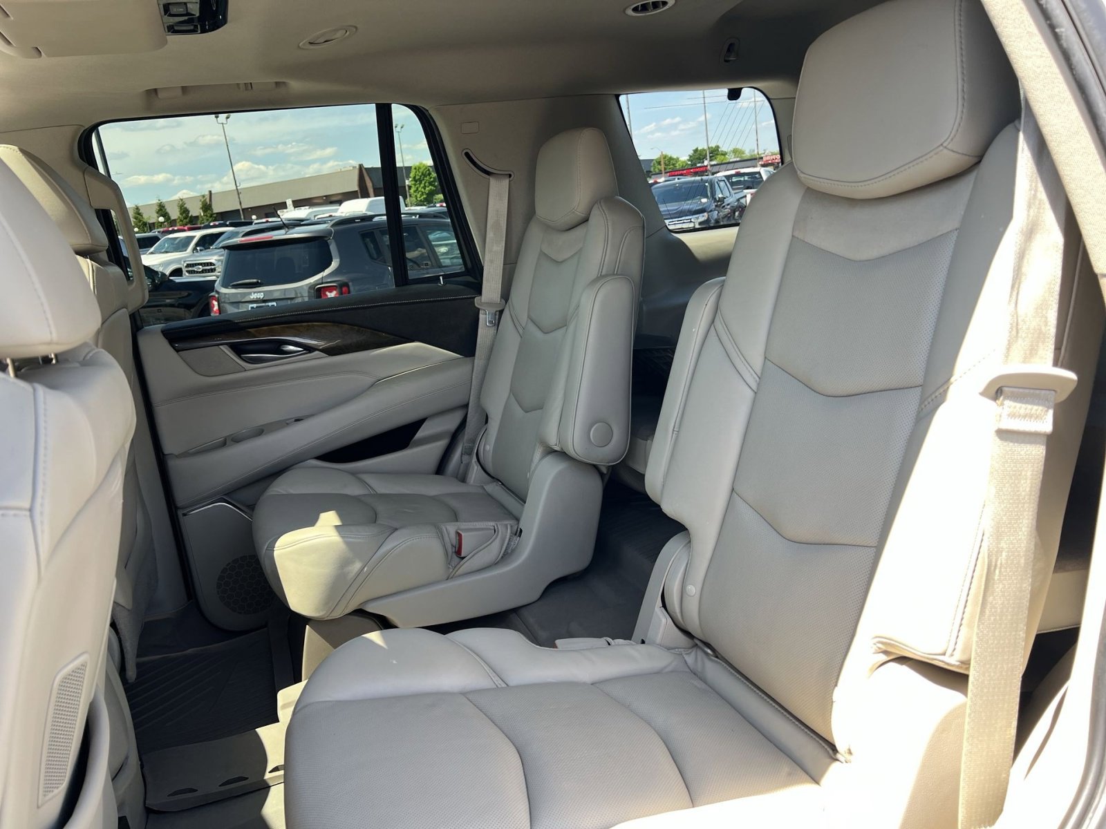 Used 2018 Cadillac Escalade Premium Luxury RWD image 33