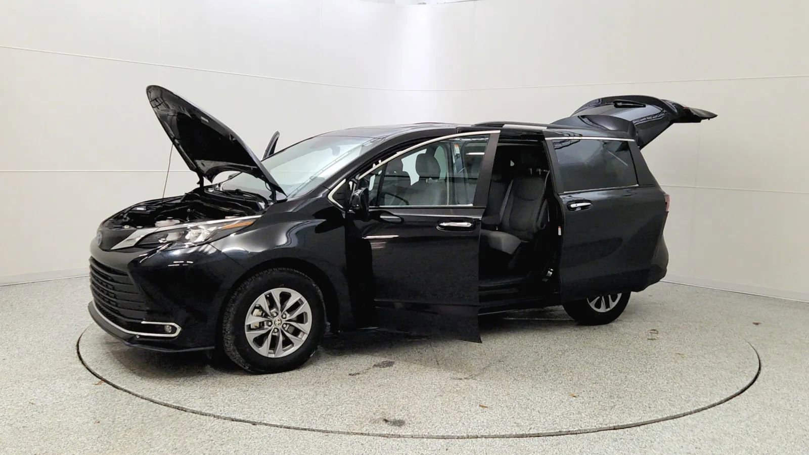 Used 2024 Toyota Sienna XLE image 10