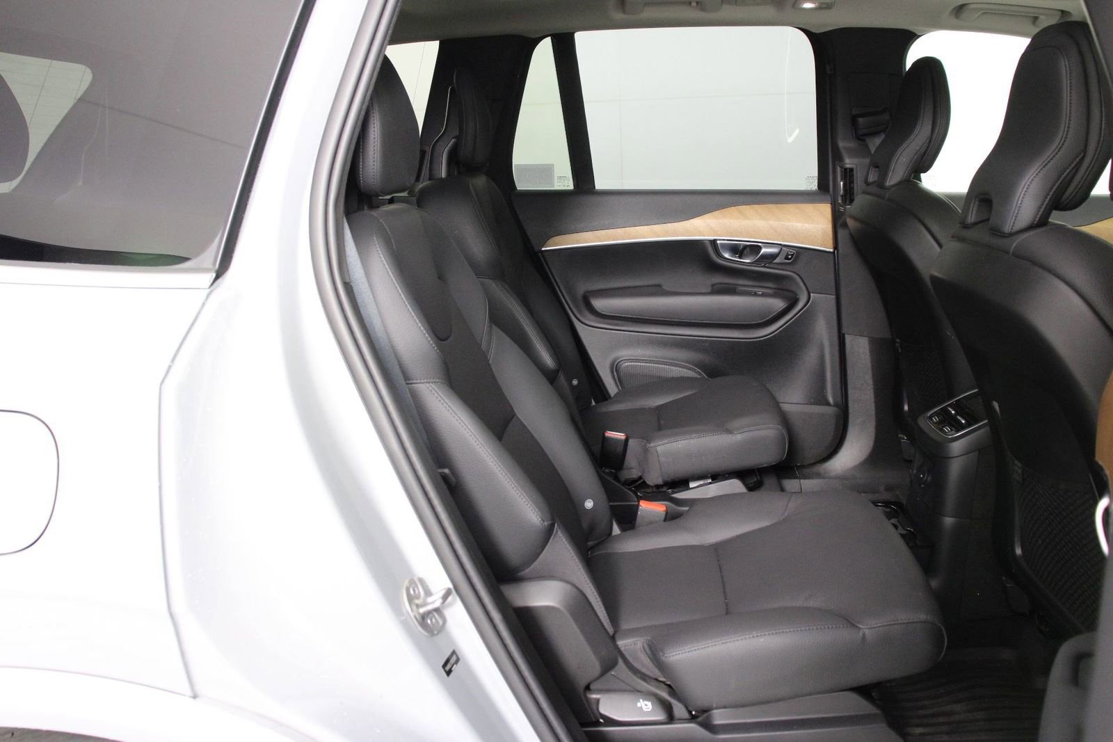 Certified 2024 Volvo XC90 T8 Plus w/ Protection Package Premier image 30