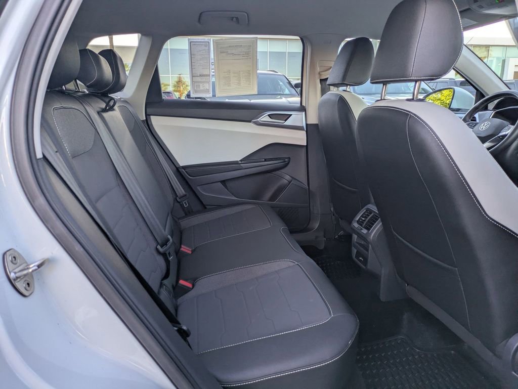 Certified 2025 Volkswagen Taos SE FWD image 19