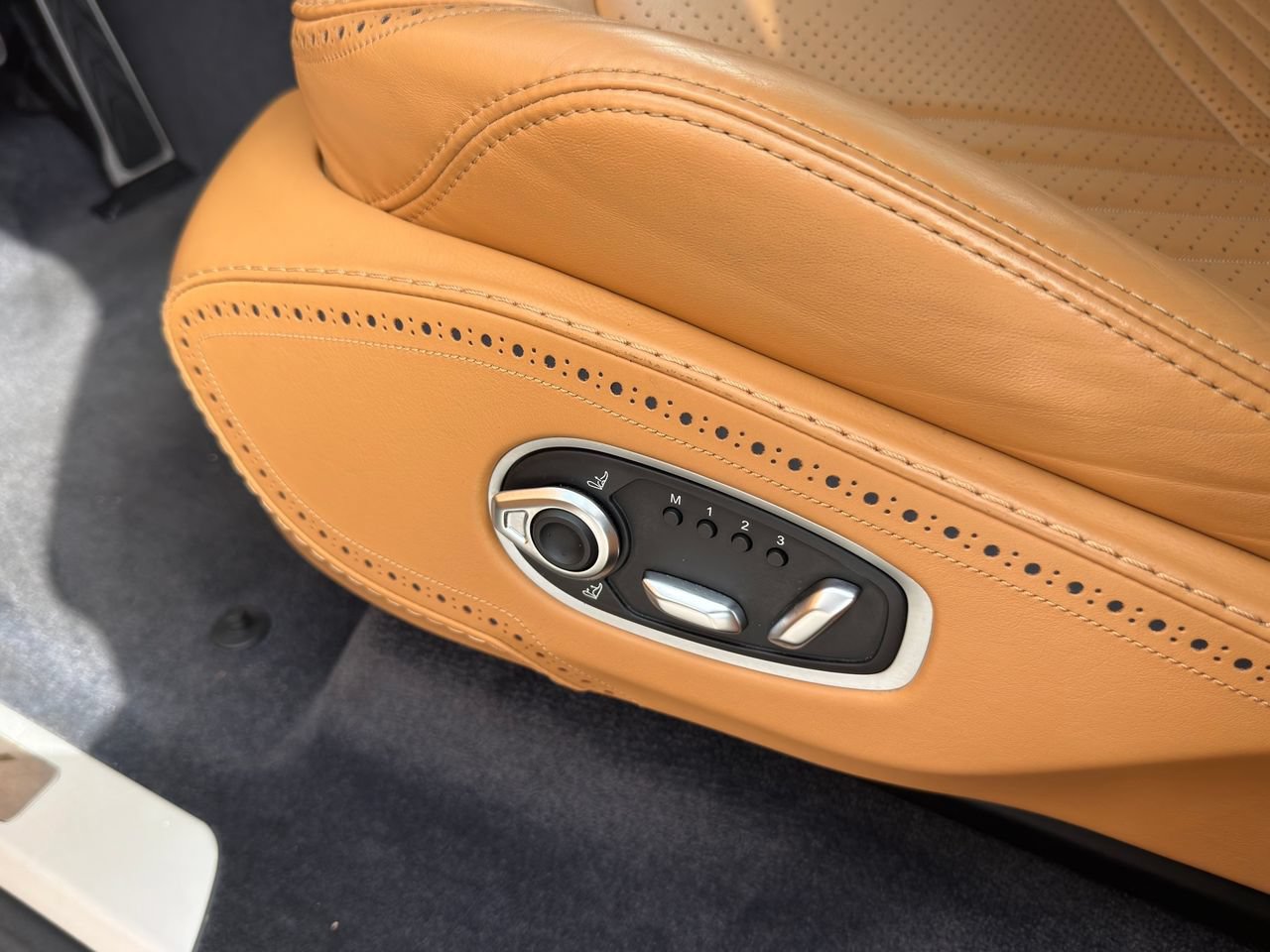 Used 2021 Aston Martin DBX AWD/4WD image 40