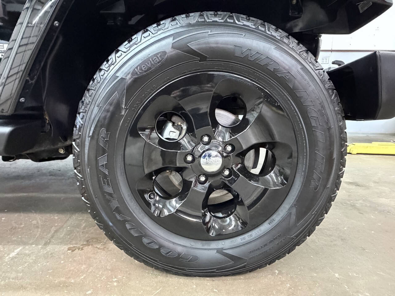 Used 2017 Jeep Wrangler Unlimited Sahara w/ Max Tow Package AWD/4WD image 23