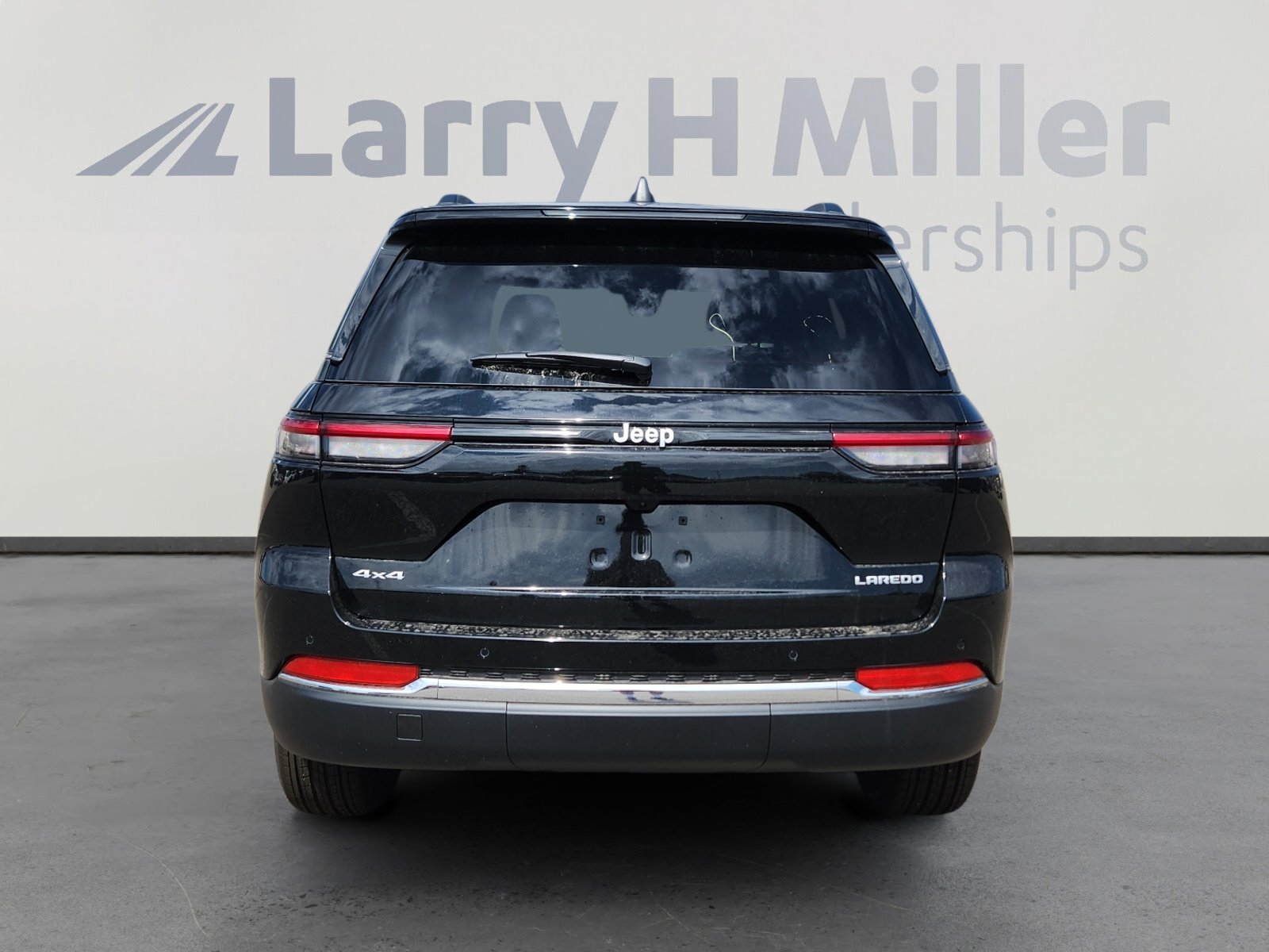 New 2025 Jeep Grand Cherokee Laredo X w/ Luxury Tech Group I AWD/4WD image 5