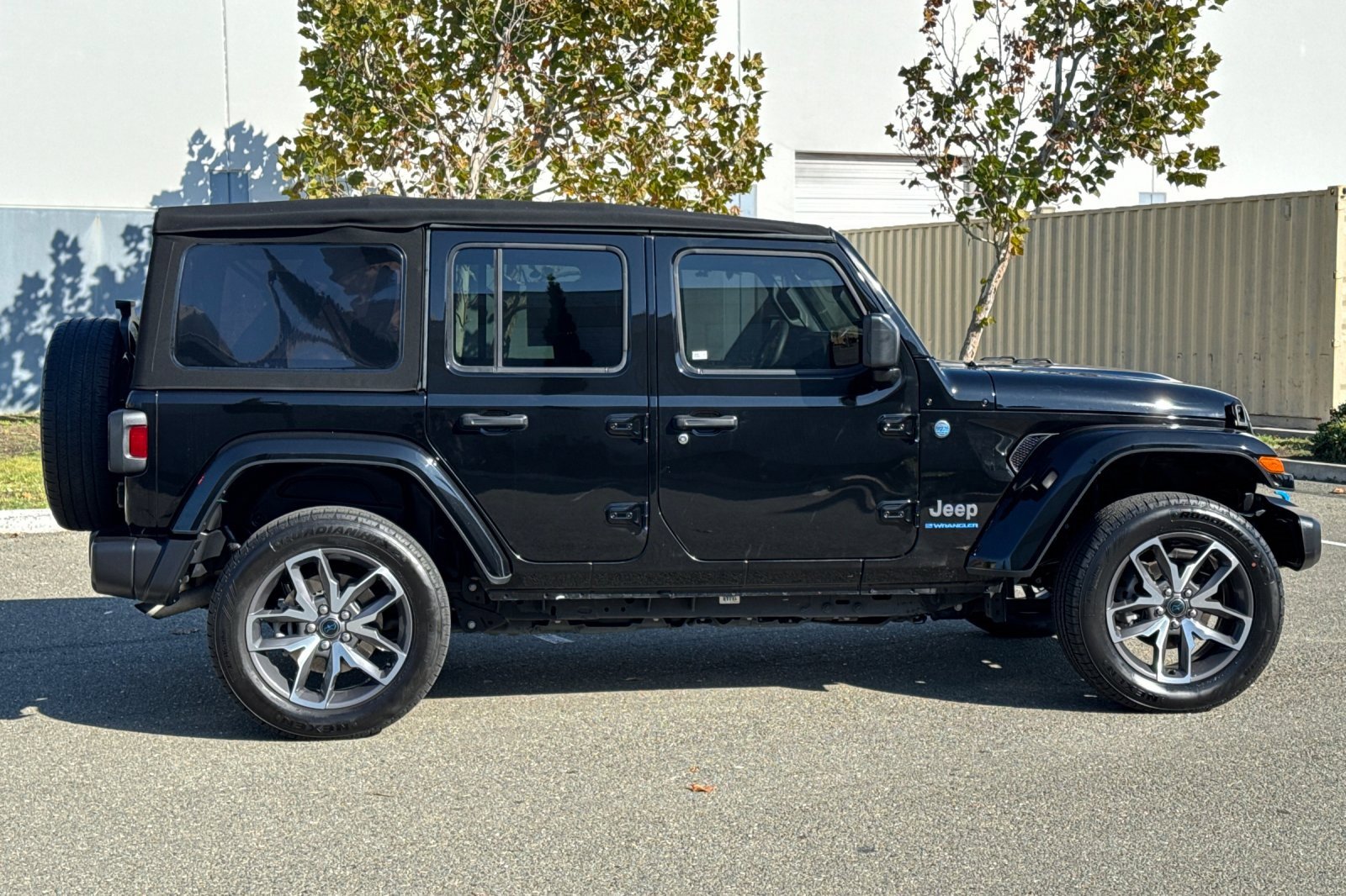 Used 2024 Jeep Wrangler Unlimited image 3