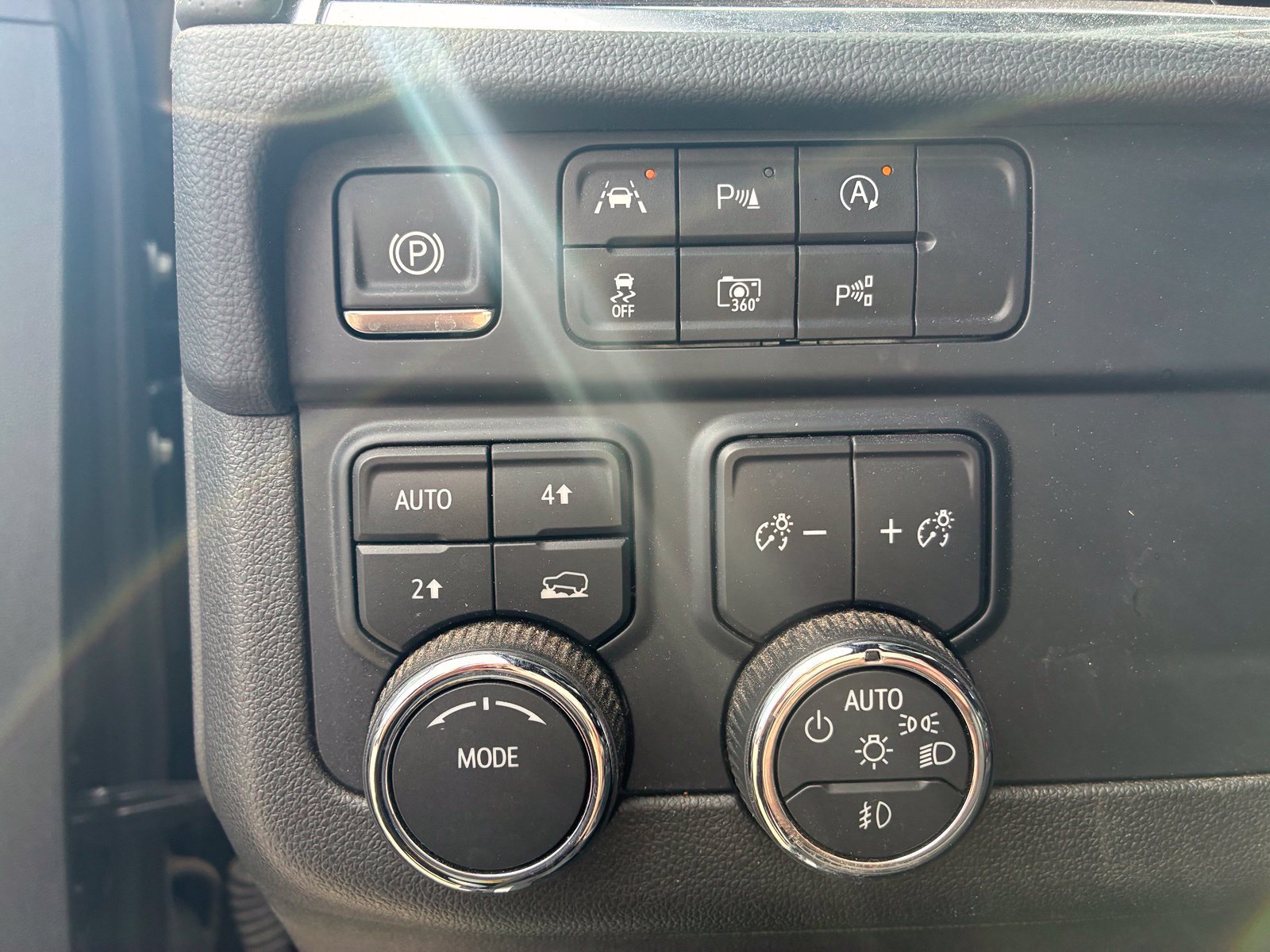 Used 2025 Chevrolet Suburban Premier AWD/4WD image 7
