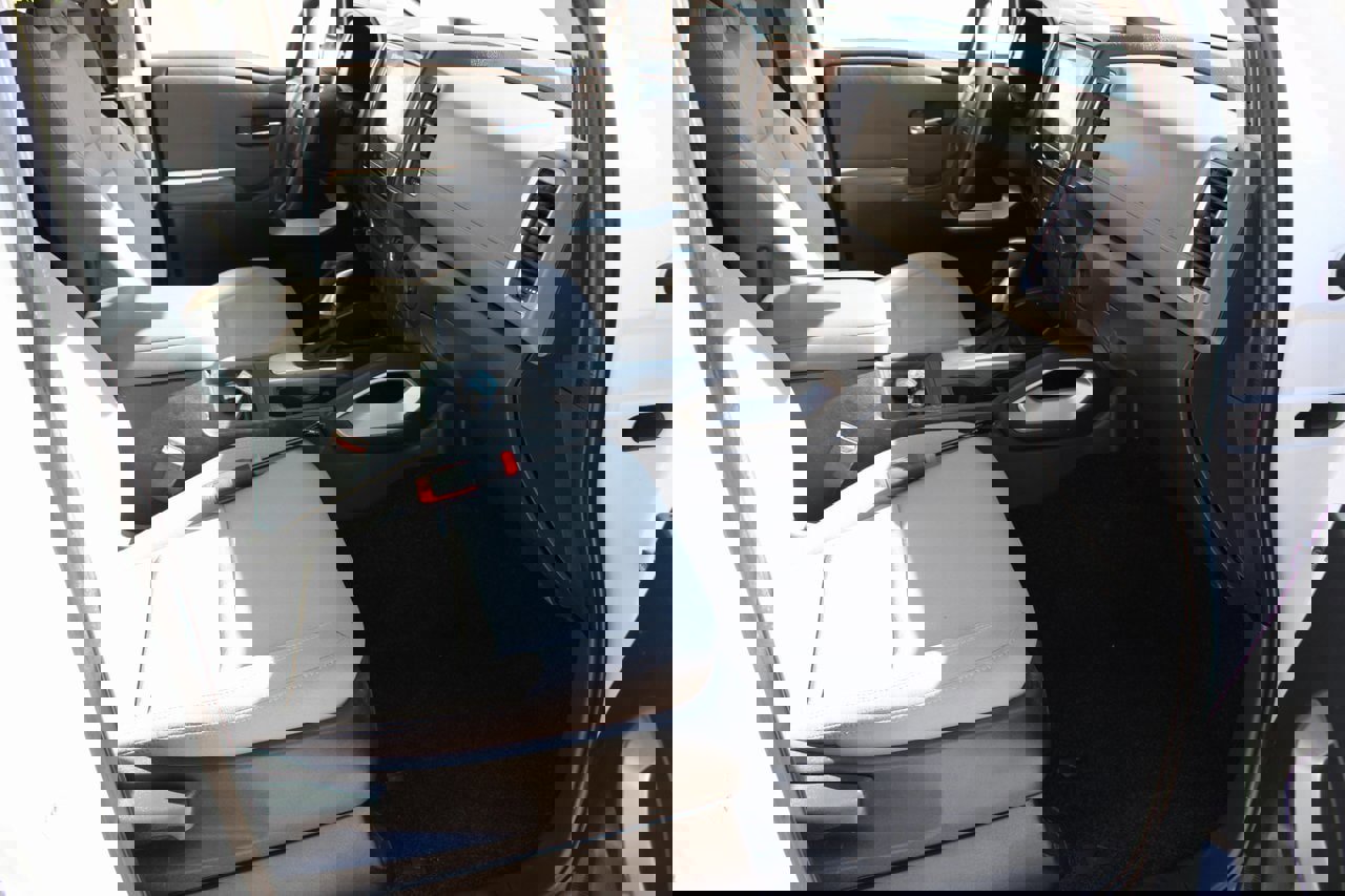 Used 2023 Nissan Frontier SV image 16