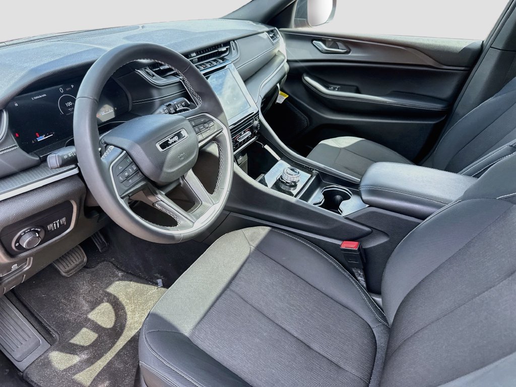 Used 2024 Jeep Grand Cherokee Laredo X AWD/4WD image 25