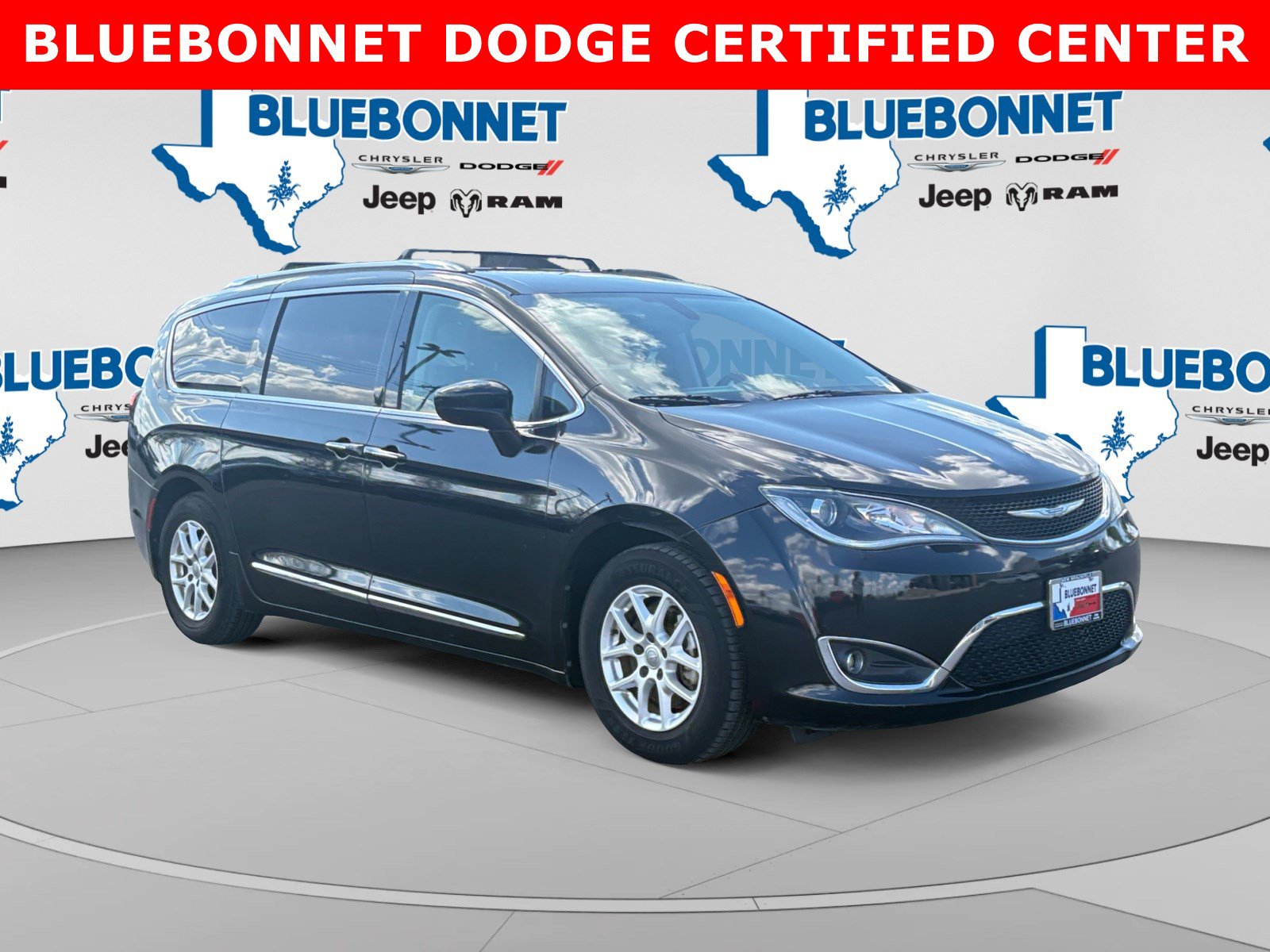 Used 2020 Chrysler Pacifica Touring-L FWD image 3