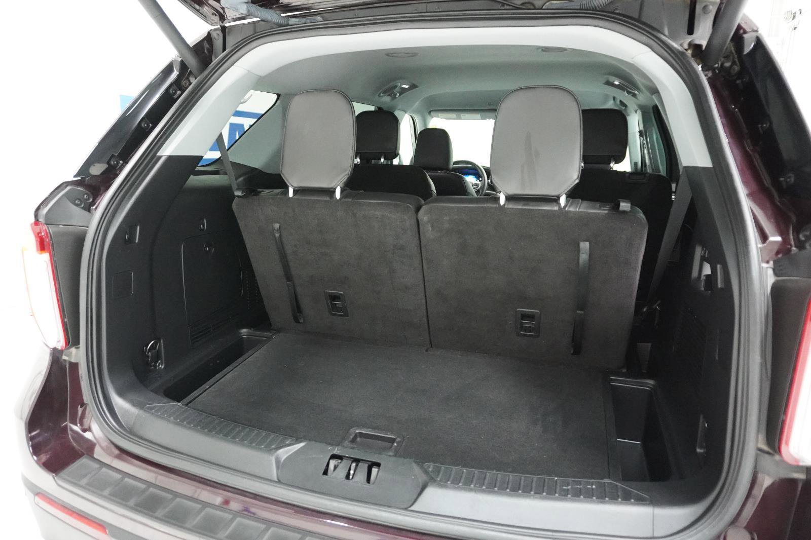 Used 2023 Ford Explorer XLT w/ Equipment Group 202A RWD image 8