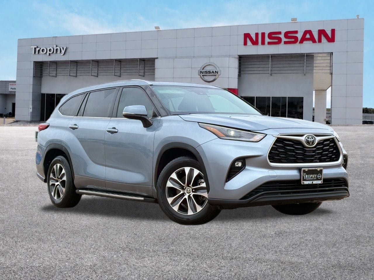 Used 2021 Toyota Highlander XLE FWD image 1