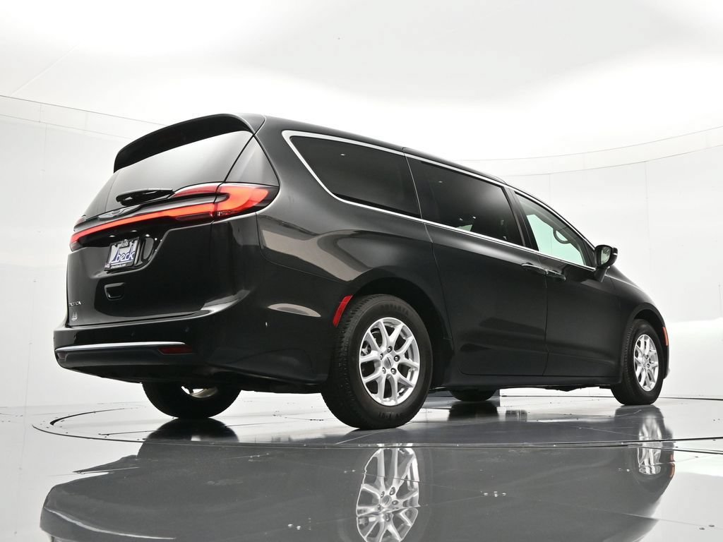 Certified 2023 Chrysler Pacifica Touring-L FWD image 42