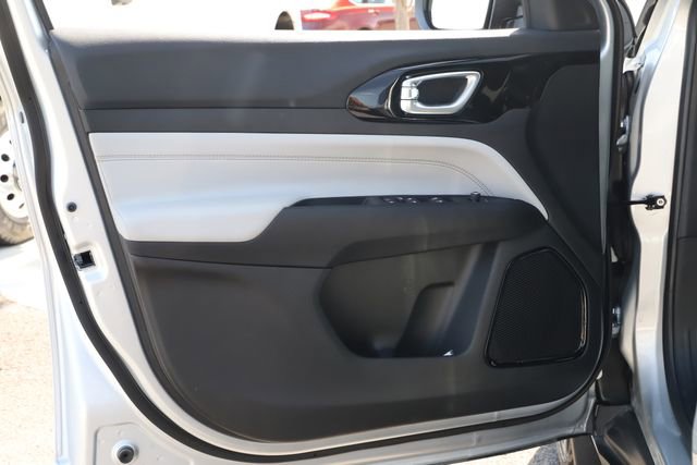 Used 2025 Jeep Compass Limited image 15