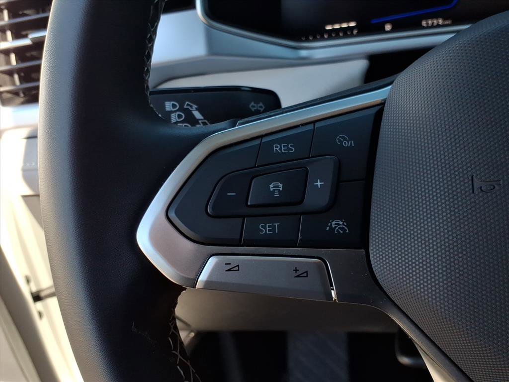 Certified 2025 Volkswagen Taos SE image 33