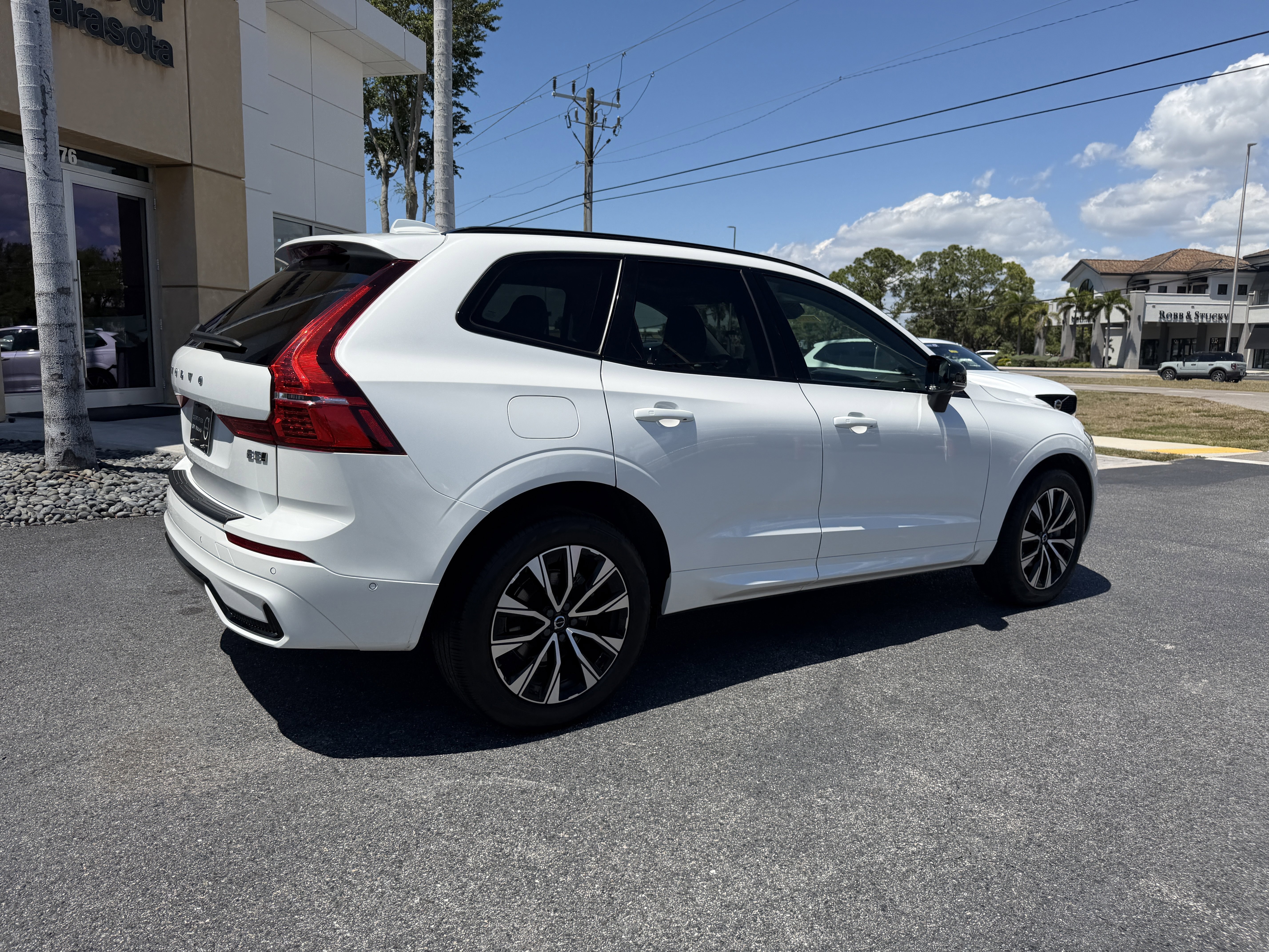 Certified 2024 Volvo XC60 B5 Plus w/ Climate Package AWD/4WD image 3
