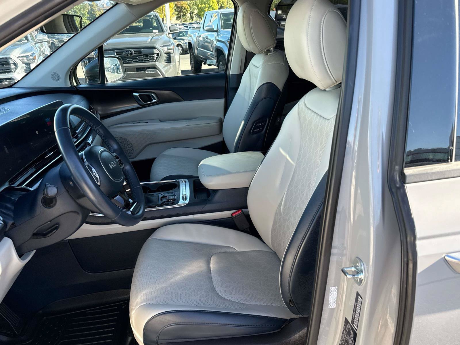 Used 2025 Kia Carnival SX w/ SX Dark Edition Package FWD image 11