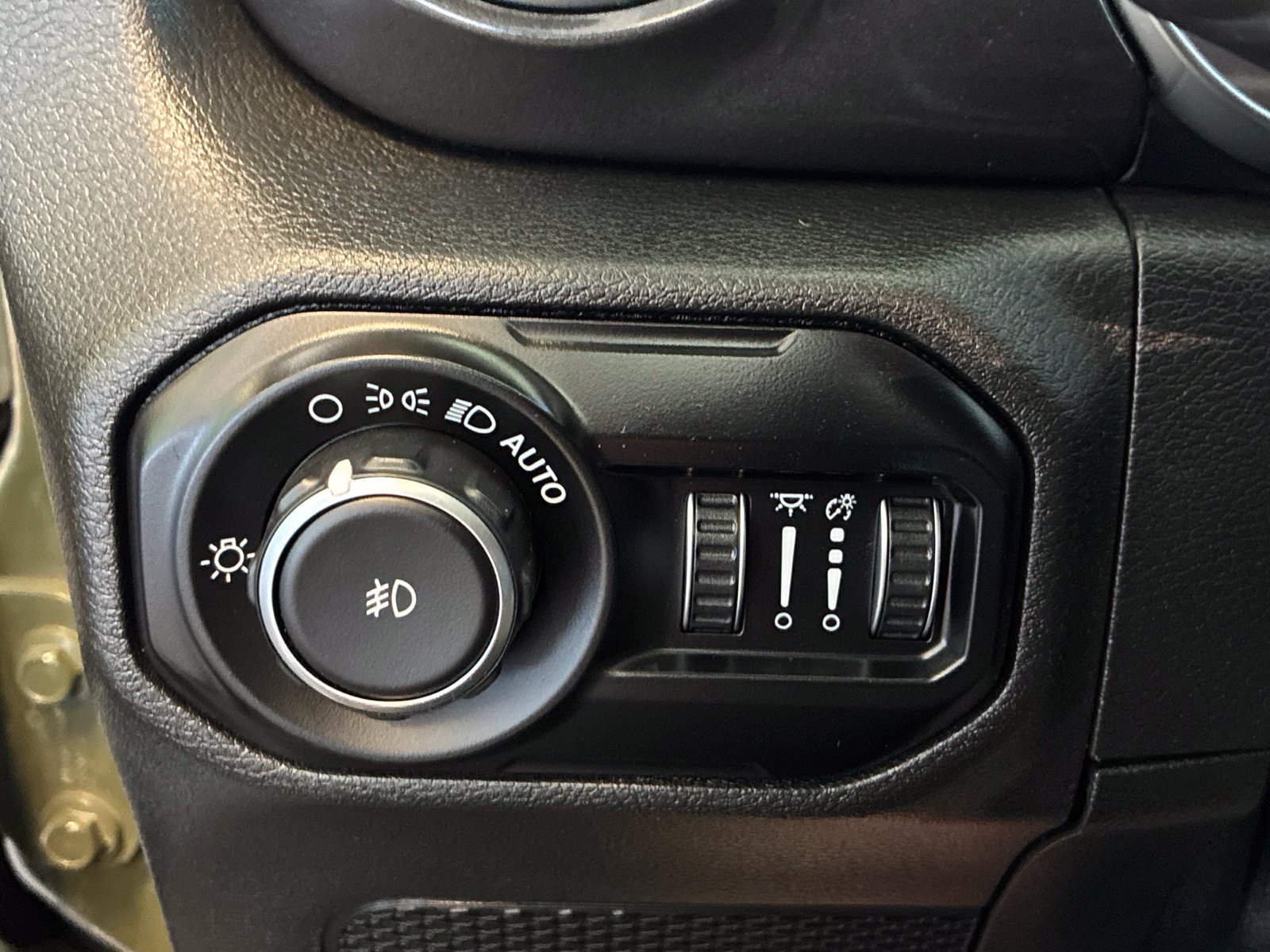 Used 2020 Jeep Wrangler Unlimited Sahara AWD/4WD image 18