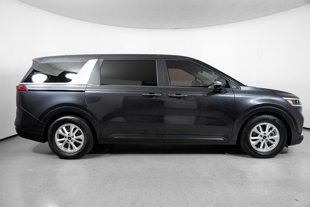 Used 2023 Kia Carnival LX FWD image 3