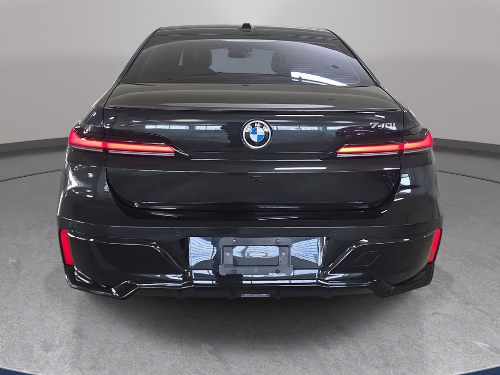 Used 2023 BMW 740i w/ Parking Assistance Package image 8