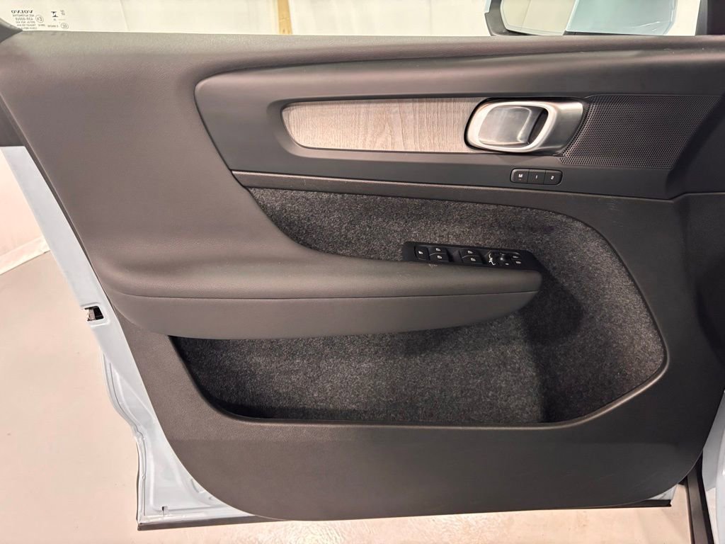 Certified 2025 Volvo XC40 B5 Core image 15