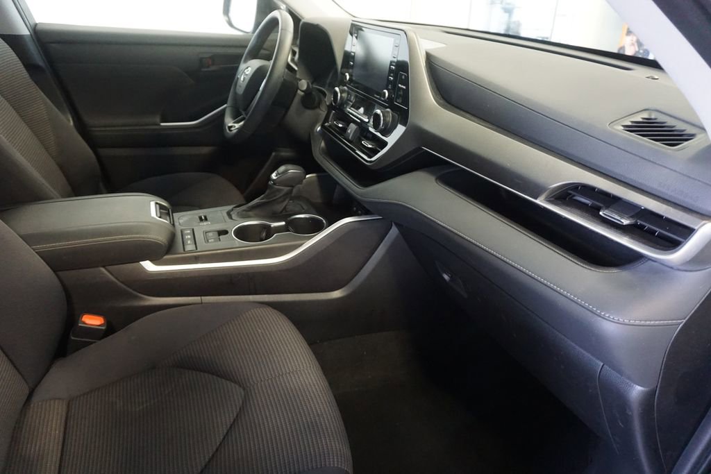 Used 2021 Toyota Highlander LE AWD/4WD image 22