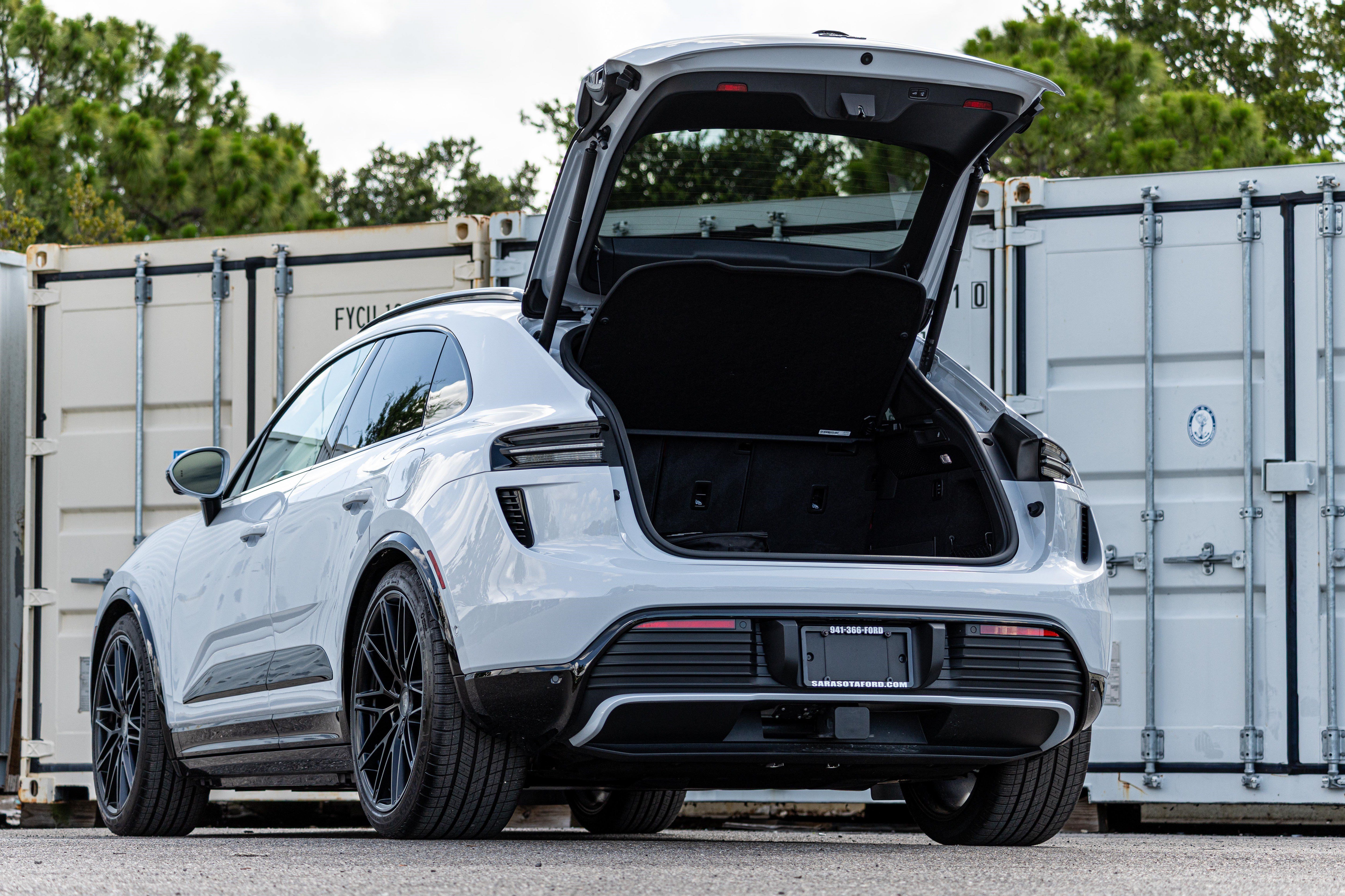 Used 2025 Porsche Macan Turbo Electric AWD/4WD image 28
