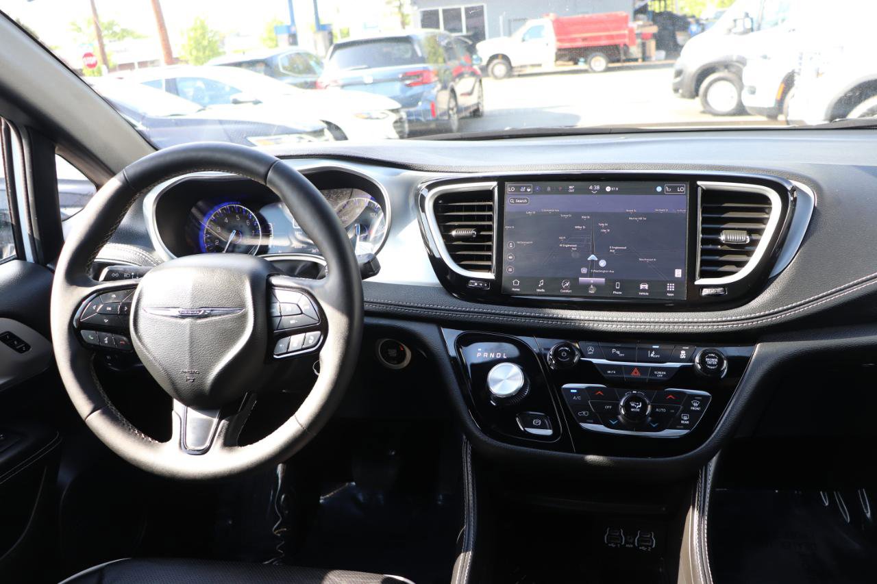Used 2025 Chrysler Pacifica Limited FWD image 19